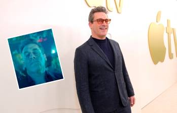 Jon Hamm en el lanzamiento de la segunda temporada de Amigos y vecinos en Los Ángeles. Al lado, la famosa imagen de su meme viral. FOTOS: Cortesía 