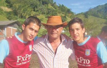 Gelmar Gómez Jaramillo (al centro), el líder del corregimiento Puerto Venus en una de las ediciones de la Copa Reyes de Fútbol, evento del cual fue cofundador. FOTO: Cortesía