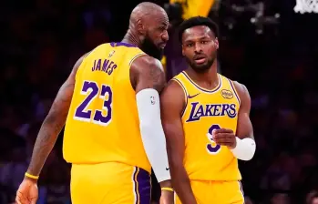 El basquetbolista norteamericano LeBron James es uno de los mejores jugadores de la historia de la NBA. En la imagen logró un punto importante para su equipo. Foto: AFP