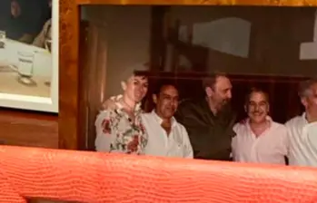 Esta es la foto en la que aparece Andrés Pastrana entre las imágenes captadas del lujoso apartamento de Jeffrey Epstein en Manhattan. FOTO: Tomada de The New York Times