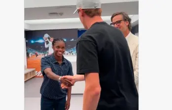 La colombiana Linda Caicedo fue la única del equipo femenino del Real Madrid que hizo parte de la delegación merengue que recibió a los tenistas Iga Świątek, Jannik Sinner y Rafael Nadal en el Santiago Bernabéu. FOTO PANTALLAZO 