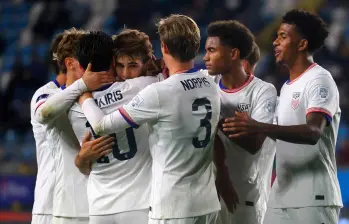 Los jugadores de la selección de Estados Unidos celebran la goleada 9-1 que le propinaron a Nueva Caledonia. FOTO: Getty