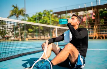 Una correcta hidratación puede evitar riesgos asociados al deporte como golpes de calor, dolores de cabeza, fatiga muscular, lesiones y desorientación, entre otros. FOTO: GETTY