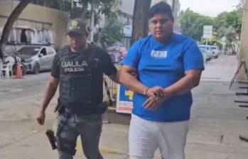 Por medio de un operativo del Gaula de la Policía, capturaron a este hombre y sus otros dos compañeros por extorsión. FOTO: Captura video Policía Nacional y Julio Cesar Herrera