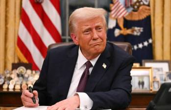 El presidente número 47 de Estados Unidos, Donald Trump, firmando órdenes ejecutivas de sus políticas. FOTO: AFP