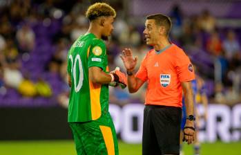 El árbito Clément Turpin le aplicó la norma al portero Ronwen Williams del Mamelodi. FOTO: GETTY