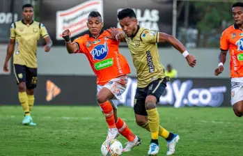Wilson Morelo, delantero de Águilas Doradas, fue atendido por personal médico en el estadio de Techo por una urticaria que derivó en un episodio de lipotimia. FOTO EC