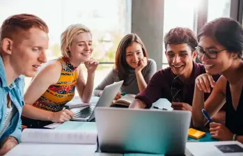 Más de diez carreras universitarias tienen la posibilidad de vincularse a la Universidad de los Andes para fortalecer su formación profesional en 2026. FOTO: GETTY