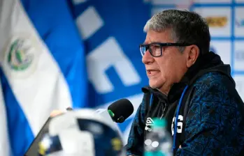 Hernán Darío Gómez, de 69 años de edad, seguirá aportando sus conocimientos al combinado de El Salvador, al que llegó en febrero de 2025 FOTO AFP