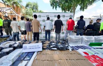 Nueve presuntos miembros de la banda delincuencial La Terreza, capturados en Medellín, después de desmantelar una plaza de vicio. FOTO: CORTESÍA ALCALDÍA DE MEDELLÍN. 