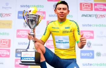 Robert Plazas celebra su consagración como campeón de la Vuelta de la Juventud 2026, el mayor logro de su carrera hasta ahora, tras superar un año marcado por la incertidumbre y regresar al alto rendimiento con el Team Sistecrédito. FOTO CORTESÍA FEDECICLISMO