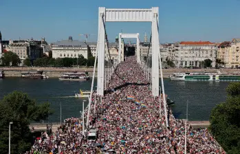 El gobierno de Viktor Orban instaló cámaras de reconocimiento facial a lo largo del recorrido para imponer, posteriormente, multas a los manifestantes. FOTO X @JulianMaciasT