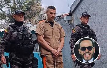 Funcionarios del Inpec reciben a Juan Guillermo Monsalve en la cárcel de Cómbita, Boyacá, después de que el presidente Abelardo de la Espriella ordenara su traslado. Foto: Captura de video/Colprensa.