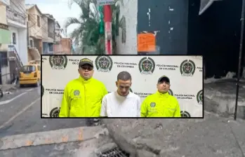 Adelante, el hoy condenado por la justicia. Atrás, el lugar donde ocurrieron los hechos. FOTO: imagen tomada de redes.