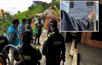 Adelante, una de las construcciones sancionadas. Atrás, funcionarios durante una de las visitas a la zona.FOTO: Cortesía Alcaldía de Medellín