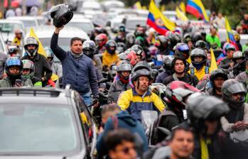 En el caso de Bogotá las manifestaciones por el incremento del precio del combustible arrancaron en zonas como las afueras de la Biblioteca Virgilio Barco. FOTO: COLPRENSA