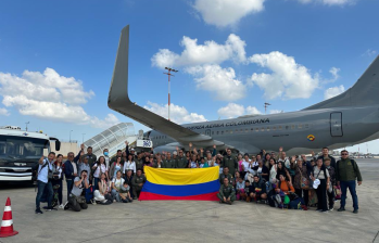 Colombianos en el vuelo de regreso a Colombia. Foto: Cancillería