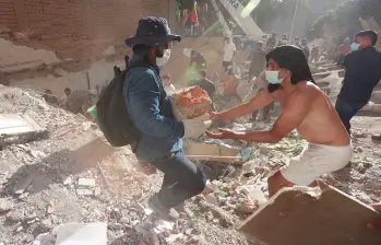 Ciudadanos de las ciudades más afectadas se han unido para levantar escombros y rescatar personas. La cifra de víctimas mortales ya asciende a más de 250 en el país. Foto: Manuel Saldarriaga.