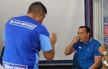 El director técnico del Junior de Barranquilla, Cesar Farías, reclamó que el periodista lo quería “exponer” en frente de todas las personas presentes en la rueda de prensa. FOTO: CAPTURA VIDEO REDES SOCIALES