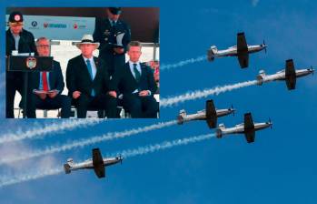 La Fuerza Aeroespacial Colombiana se hizo presente en la inauguración de la Feria. Con una escuadrilla de sus aviones de hélice Texan II T-6 desarrolló varias piruetas. A la derecha, el Gripen. FOTOS Julio César Herrera