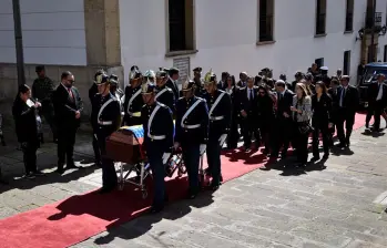 Con una calle de honor y acompañamiento de la Guardia Presidencial, fue recibido el cuerpo del exvicepresidente Germán Vargas Lleras en el Palacio de San Carlos, donde se le rindieron honores militares frente al Teatro Colón. FOTO: COLPRENSA