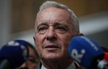 Álvaro Uribe declarando frente a los medios de comunicación. FOTO: Colprensa