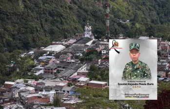 Adelante, el soldado asesinado por las Disidencias. Atrás, el municipio de San Andrés de Cuerquia. Foto: Manuel Saldarriaga Quintero