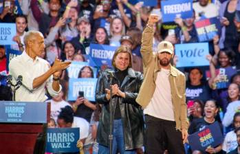 Barack Obama y Eminem estuvieron juntos en un discurso apoyando a Kamala Harris. Foto: AFP