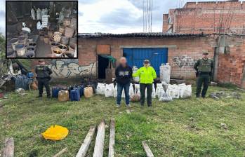 Adelante, parte del material incautado. Atrás, el detenido y la fachada del laboratorio. FOTO: Cortesía