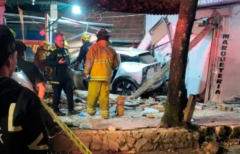 La abogada conducía su carro cuando fue interceptada por los sicarios. Perdió el control del vehículo y fue a dar a un local comercial del barrio El Rosario, donde ocurrieron los hechos. FOTO: Tomada de Facebook DT Noticias Cali
