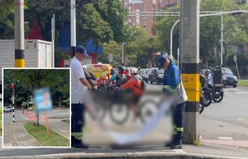 Adelantes, una propaganda electoral instalada de manera irregular. Atrás, funcionarios de Especio Público retirándola. FOTO: Cortesía