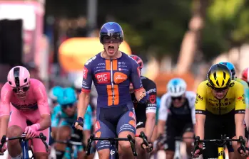 Casper Van Uden, de 23 años, logró su primer triunfo en una gran vuelta. FOTO: Tomada de X @giroditalia