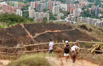 Quienes suben todos los días a hacer ejercicio o a buscar silencio encuentran un paisaje negro que ya no reconocen. Foto: Manuel Saldarriaga.