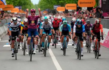 Mads Pedersen ya suma dos triunfos en el Giro. Brandon Rivera (derecha) también muestra nivel en su primera carrera rosa. FOTO X-GIRO DE ITALIA