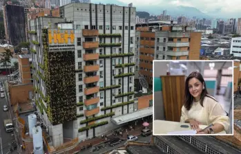 Adelante, la saliente gerente María del Pilar Duque. Atrás, fachada del Hospital General de Medellín. Foto: Manuel Saldarriaga Quintero.