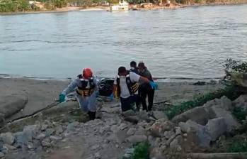 Rescate del cuerpo sin vida de Jesús Martínez Martínez en Puerto Nare. FOTO Cortesía Cuerpo de Bomberos de San Luis