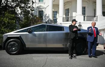 A las afueras de la Casa Blanca, el presidente de Estados Unidos, y su jefe del Departamento de Eficiencia Gubernamental, —además dueño de Tesla—, Elon Musk, posaron con varios carros. FOTO: GETTY