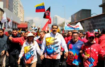 Maduro llegó al CNE en un carro todoterreno rojo, acompañado de miles de militantes que fueron convocados por el gubernamental Partido Socialista de Venezuela (PSUV). FOTO: Tomada de X (antes Twitter) @PresidencialVen