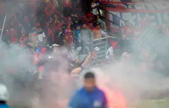 Los aficionados invadieron el campo del Atanasio Girardot generando pánico y destrucción. FOTO EL COLOMBIANO 