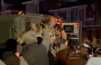 Tras el hecho que dejó a un hombre venezolano herido, una multitud de manifestantes llegó al lugar donde ocurrió para increpar a los agentes del ICE. FOTO: Captura de video freedomnews.tv