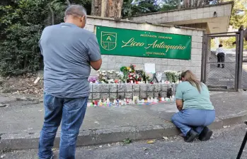 Escenas como esta se viven en las afueras del colegio Liceo Antioqueño del municipio de Bello. FOTO: Santiago Yepes Vidal.