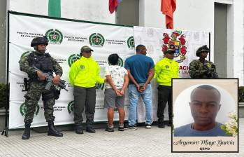 Adelante, el líder social asesinado. Atrás, los implicados en su crimen. FOTO: Cortesía. 