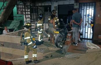 La conflagración, originada mientras se le realizaban reparaciones mecánicas a una motocicleta, movilizó a cinco unidades de bomberos y requirió la intervención de personal técnico para evaluar los daños. FOTO: Alcaldía de Bello