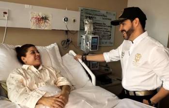 El presidente Abelardo de la Espriella visitó a Stephany Echeverría en la Fundación Valle de Lili, en Cali. Foto: Captura de video.