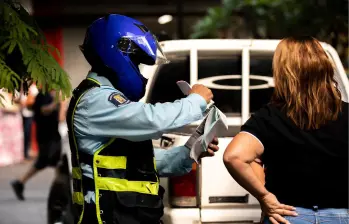 Los agentes de tránsito solo pueden pedir cinco documentos a un conductor en Colombia. FOTO: EL COLOMBIANO