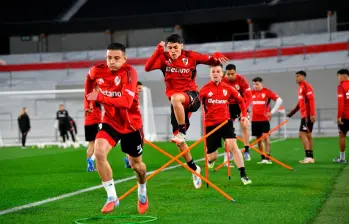 El colombiano Kevin Castaño (adelante), entre las actuales figuras de River Plate. Sus compatriotas Juan Fernando Quintero y Miguel Ángel Borja también hacen parte del plantel. FOTO X-RIVER