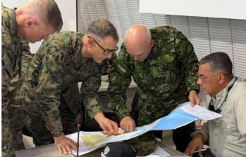 En general Francis Donovan (de gafas), en compañía del ministro de Defensa, general (r) Jorge Mora (a la derecha), y altos oficiales de Colombia y Estados Unidos. FOTO Cortesía