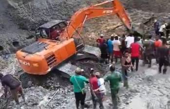 Una excavadora remueve restos de tierra tras el derrumbe en la mina Santa Bárbara en Iscuandé, Nariño. Foto: Captura de video redes sociales.