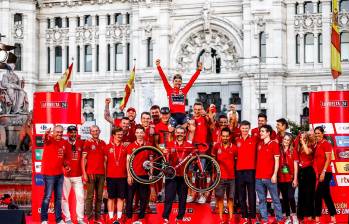 Primoz Roglic confirmó su favoritismo y logró su cuarto título de Vuelta a España. Dani Martínez también festejó con su equipo. FOTO GETTY