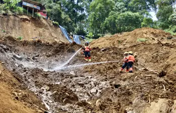 Organismos de socorro continúan las labores de búsqueda en la vereda Granizal, en Bello, tras el deslizamiento de tierra que ha dejado 25 muertos y cinco desaparecidos. Cortesía, Alcaldía de Bello, Antioquia. 